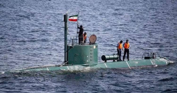 Iran không cần thiết phải phát triển sức mạnh biển để vươn xa thế giới, hoặc thậm chí trên khắp khu vực Trung Đông. Thay vào đó, hải quân Iran xác định với mục tiêu cụ thể là bảo vệ lợi ích của Iran ở vịnh Ba Tư và đặc biệt là khống chế eo biển Hormuz nếu có tình huống xảy ra. Ảnh: Tàu ngầm tự đóng nhiều nhất của Iran lớp Ghadir - Nguồn: Hisutton