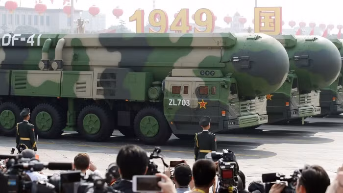 Ngoài ra, theo các nguồn tin công khai, chip xử lý trung tâm của tên lửa đạn đạo tầm xa Dongfeng-41A, hay các chip của vũ khí và khí tài tiên tiến như, máy tính điều khiển hỏa lực của máy bay chiến đấu J-10 và J-11, đều do Trung Quốc sản xuất. Ảnh: Tên lửa DF-41 tại Lễ duyệt binh kỷ niệm 70 năm Quốc khánh Trung Quốc, ngày 1/10/2019 tại Bắc Kinh.