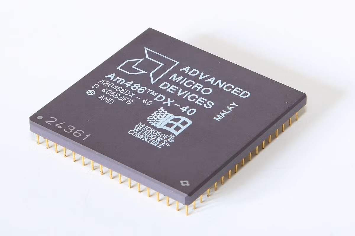Hiện nay, nhiều máy bay chiến đấu hiện đại của quân đội Mỹ vẫn đang sử dụng chip 486 hoặc Pentium. Các chip thương mại tiên tiến đã áp dụng các quy trình sản xuất 14 nanomet và 7 nanomet, trong khi hầu hết các chip quân sự trong quân đội Mỹ vẫn đang sử dụng các quy trình sản xuất 65 nanomet.