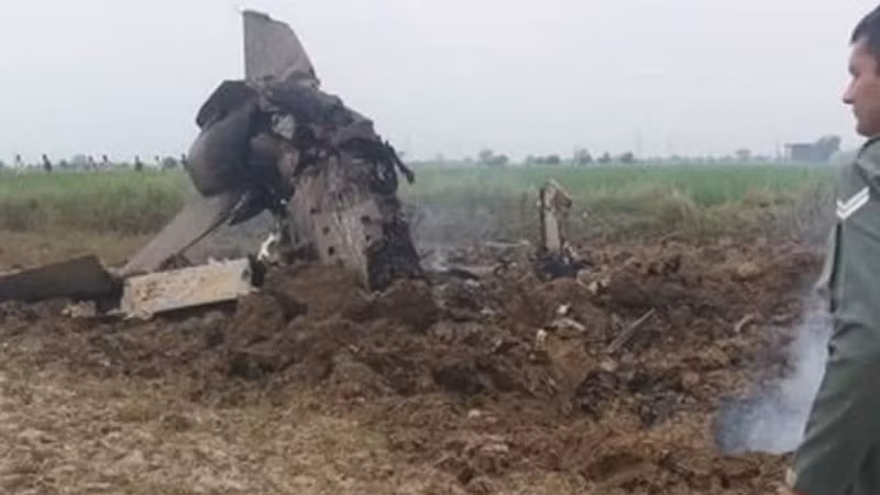 Bên cạnh đó, không quân Ấn Độ với áp lực của hai kình địch là Pakistan và Trung Quốc, do vậy họ phải duy trì tập luyện với cường độ cao; trong khi đó công tác bảo quản, bảo dưỡng còn hạn chế, và đây là một trong những lý do chính khiến Ấn Độ là một trong những quốc gia có tỷ lệ tai nạn máy bay chiến đấu lớn nhất thế giới. Ảnh: Máy bay huấn luyện MiG-21 của Ấn Độ gặp tai nạn.