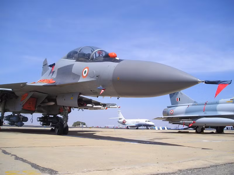 Máy bay chiến đấu chủ lực của không quân Ấn Độ hiện nay là 200 chiếc Su-30MKI, do Ấn Độ nhập khẩu trực tiếp và tự lắp ráp từ các khối linh kiện nhập từ Nga; Su-30MKI được trang bị radar mảng pha thụ động, động cơ vector 3 chiều cho máy bay khả năng cơ động tuyệt vời; chính Su-30MKI là nguyên mẫu phát triển máy bay Su-30 SM của Không quân Nga hiện nay.