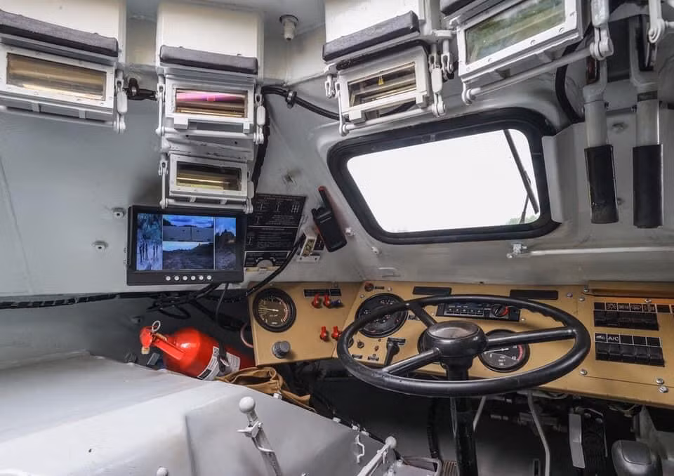 Xe nâng cấp với một động cơ diesel 136 mã lực mới, đồng thời trang bị thêm các camera quan sát quanh xe cùng hệ thống màn hình hiển thị LED theo dõi hình ảnh, bên cạnh các loại đồng hồ cơ thể hiện thông số cổ điển. Hệ thống phanh của xe cũng được làm mới. Ảnh: Cận cảnh buồng lái BRDM-2MB.