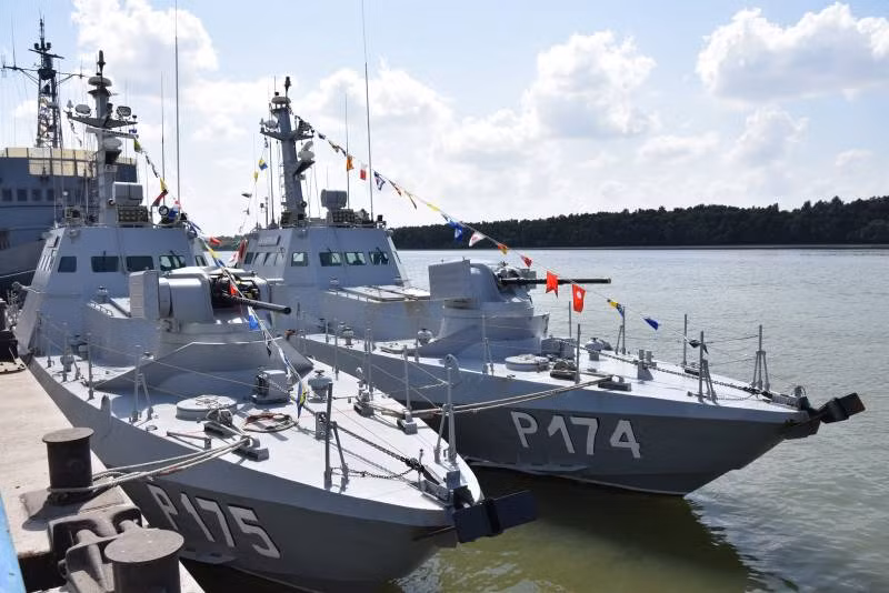 Nền công nghiệp đóng tàu của Ukraine dưới thời Liên Xô đã từng đóng được những con tàu chiến rất lớn thậm chí là cả tàu sân bay. Tuy nhiên sau khi vùng lãnh thổ Crimea sát nhập vào Nga, hải quân Ukraine đã mất rất nhiều tàu chiến có năng lực, cùng với đó là mất luôn nhà máy đóng tàu lớn nhất nước này. Do đó, hiện nay, Ukraine chỉ còn có thể đóng các loại tàu chiến cỡ nhỏ, khả năng hạn chế và chỉ có thể tác chiến ven bờ. Ảnh: Các tàu pháo tuần tra cỡ nhỏ của Hải quân Ukraine do nước này tự đóng.