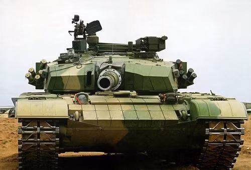 Type-99 trang bị pháo nòng trơn 125 mm, có thể bắn được nhiều loại đạn khác nhau. Ngoài ra, tất cả các bộ phận của Type-99 đều được kết cấu trên cơ sở mạng lưới kỹ thuật số, các kíp xe có thể thông qua hệ thống thông tin liên lạc kỹ thuật số thực hiện tác chiến nhóm, sức chiến đấu tăng gấp bội. Ảnh: Xe tăng Type-99 - Nguồn: Wikipedia.
