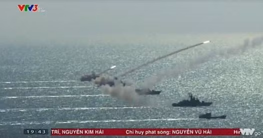 Và cuối cùng là giai đoạn tên lửa công kích mục tiêu, sau khi nhận lệnh phóng, các đạn tên lửa sẽ nhanh chóng kích hoạt và bay về phía mục tiêu, đồng thời sử dụng các phương thức dẫn đường tự lập với thông số đã nạp sẵn, vận dụng cơ cấu bay bám sát mặt biển cùng việc có thể dùng nhiều đạn công kích mục tiêu cùng lúc sẽ gia tăng tỉ lệ đánh trúng tàu đối phương lên rất cao. Ảnh: Biên đội tàu tên lửa Việt Nam thực hành phóng đạn Kh-35E