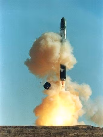 Hiện nay chỉ có Nga, Mỹ, Trung Quốc là những quốc gia có ICBM; Anh và Pháp có các tên lửa tầm trung và chủ yếu được phóng từ tàu ngầm; Ấn Độ và Pakistan đều có tên lửa tầm trung và đang phát triển ICBM, Triều Tiên đang phát triển tên lửa liên lục địa nhưng chưa thành công. Ảnh: ICBM R-36 của Nga - Nguồn: Wikipedia