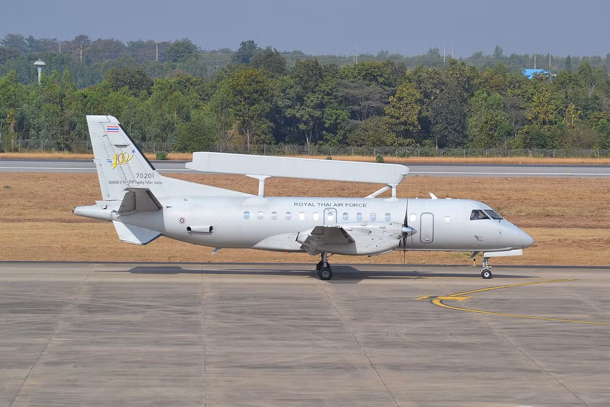 Phi hành đoàn của Saab 340 gồm 6 người, trần bay 7,6km và có thể hoạt động liên tục 5 tiếng. Hiện nay, 12 chiếc Saab 340 AEW&amp;C đã được sản xuất cho 4 quốc gia vận hành gồm: Pakistan (7 chiếc); Thụy Điển (4 chiếc); Thái Lan (2 chiếc) và UAE (2 đang đặt hàng).