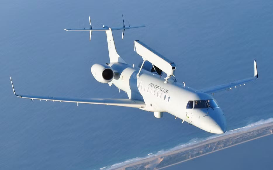 Lưu ý rằng R-99 cũng sử dụng hệ thống radar Erieye của Saab 340 nên trông chúng không khác gì nhau. Tuy nhiên, tính năng bay của phi cơ sẽ khác biệt khi mà nó khác khung gầm, R-99 sử dụng khung thân máy bay chở khách ERJ-145 có tầm bay khoảng 3.000km, trần bay 11.200m.