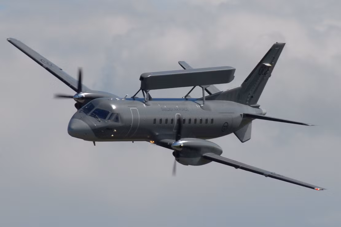 Saab 340 AEW&amp;C được thiết kế trên khung thân máy bay chở khách hạng nhẹ Saab 340, chúng được trang bị hệ thống radar cảnh báo sớm kiểu mạng pha chủ động (AESA) Erieye. Radar kết cấu hình ống thay vì đĩa tròn như các dòng máy bay AWACS hoặc AEW&amp;C nổi tiếng trên thế giới (E-3 Sentry Mỹ hay A-50U Nga).