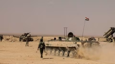 RIA Novosti cũng cho biết, trong tháng 7, tại khu vực “sa mạc trắng” ở miền Trung Syria, đã có sự gia tăng hoạt động của các chiến binh, bao gồm cả các cựu thành viên của nhà nước Hồi giáo tự xưng IS. Ảnh: Xe tăng, thiết giáp của quân đội chính phủ Syria tiến công quân khủng bố - Nguồn: SANA
