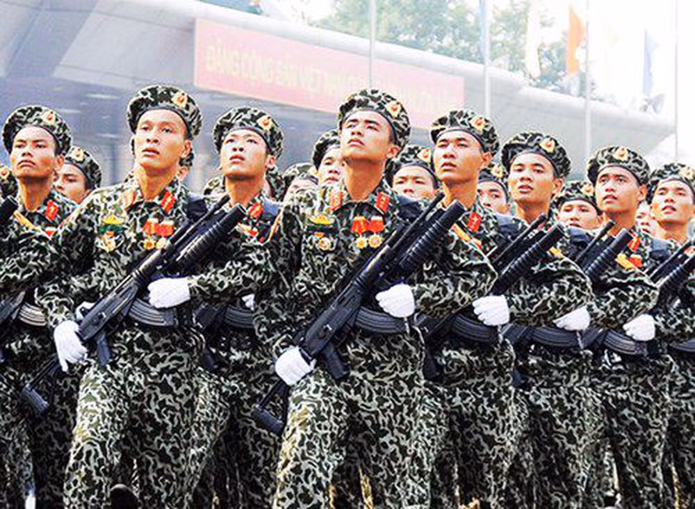 Dấu ấn nổi bật đặc biệt chú trọng nhất giữa mối quan hệ quốc phòng Việt Nam - Israel đó chính là việc chuyển giao dây chuyền công nghệ sản xuất súng trường tấn công Galil Ace cho nhà máy Z-111 nhằm sản xuất đại trà để thay thế cho các loại súng bộ binh đã cũ có trong biên chế quân đội ta. Hợp đồng đã hoàn thành trong giai đoạn đầu những năm 2010 và cho đến năm 2015, khẩu Galil Ace đầu tiên đã được Việt Nam tự chế tạo thành công, đảm bảo thông số kỹ thuật tương đương với hàng nguyên bản. Ảnh: Chiến sĩ đặc công Việt Nam diễu binh với súng trường Galil Ace 32.