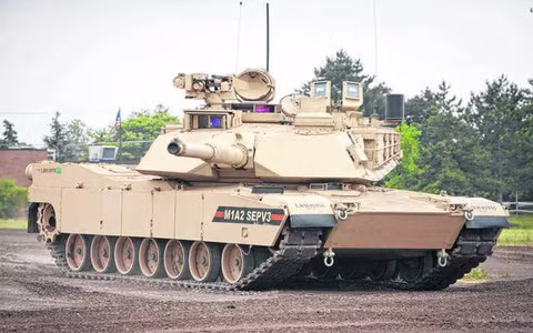 Theo quân đội Mỹ, phiên bản cải tiến mới nhất của Abrams được trang bị cảm biến hồng ngoại tiên tiến, thiết bị ngắm ảnh nhiệt thế hệ mới dùng để phát hiện tín hiệu nhiệt từ xe đối phương, áo giáp mới và đạn pháo đa chức năng. Ảnh: Phiên bản M1A2 SEPV3 mới nhất - Nguồn: Wikipedia