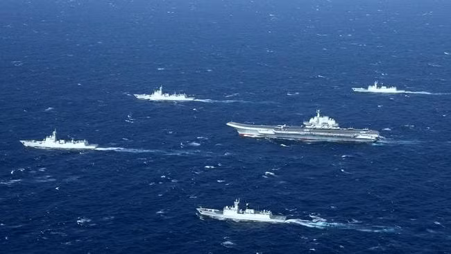 Trong khi đó, nhóm tác chiến tàu sân bay Trung Quốc tại hạm đội Nam Hải với nòng cốt là tàu sân bay Sơn Đông (CVN-17) vẫn chưa sẵn sàng để có thể triển khai do tàu Sơn Đông chỉ mới được biên chế cách đây không lâu, chưa hình thành được khả năng tác chiến. Do đó, những hoạt động liên tục của các nước lớn trong biển Đông suố thời gian qua đã đặt ra một thách thức rất lớn đối với Hải quân Trung Quốc. Ảnh: Đội hình tác chiến tàu sân bay của Trung Quốc. Video Ngắm tàu hải quân Australia cập cảng Tiên Sa - Nguồn: VTC