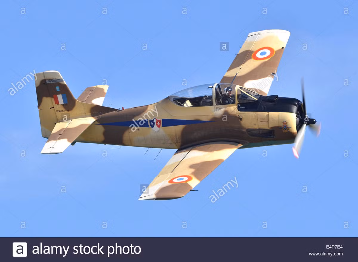 Lúc 1 giờ 7 phút sáng ngày 16/2/1964, Tư lệnh Quân chủng quyết định cho T-28 cất cánh. Đêm 15 sáng ngày 16 tháng 2, mặc dù là tuần trăng mờ đầu tháng, nhưng trời rất tối, phi công Nguyễn Văn Ba và Lê Tiến Phước phải hết sức tập trung quan sát. Ảnh minh hoạ: Trong ảnh là máy bay T-28 do Mỹ sản xuất.