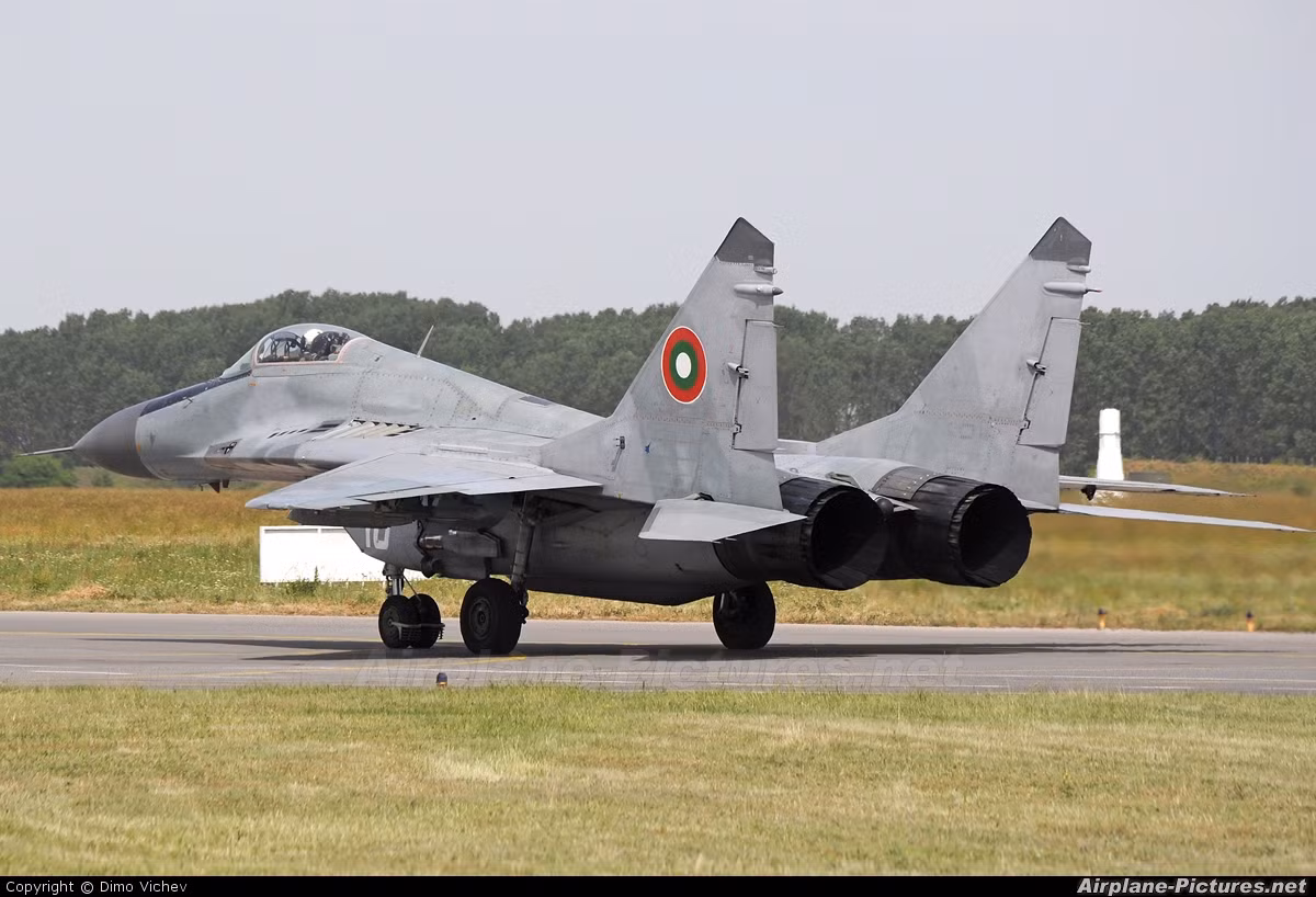 Không quân Bulgaria cũng đang sử dụng 12 tiêm kích đánh chặn hạng nhẹ 2 động cơ Mig-29, số lượng lớn máy bay cường kích Su-25, trực thăng tấn công Mil Mi-24 và trực thăng Mi-14. Ngoài ra, lực lượng phòng không nước này còn có cả các tổ hợp tên lửa tầm ngắn 9K33 Osa và tổ hợp phòng không tầm xa S-300. Ảnh: Tiêm kích MiG-29 của Không quân Bulgaria.
