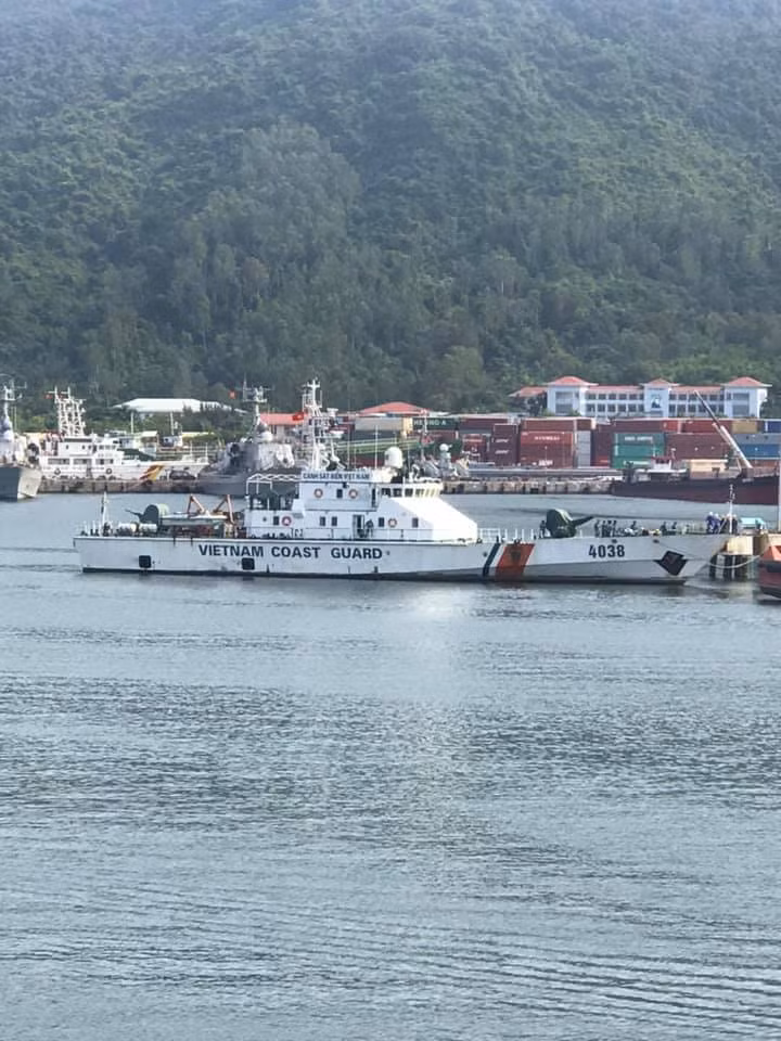 Tàu TT-400: Tàu do nhà máy Hồng Hà chế tạo trong nước, là lớp tàu tuần tra chủ lực của cảnh sát biển Việt Nam. Tàu dài 54.16m, rộng 9.16m, tốc độ tối đa 32 hải lý/h. Đây là phiên bản tàu chấp pháp dựa trên thiết kế tàu pháo lớp TT-400TP của Hải quân Việt Nam.