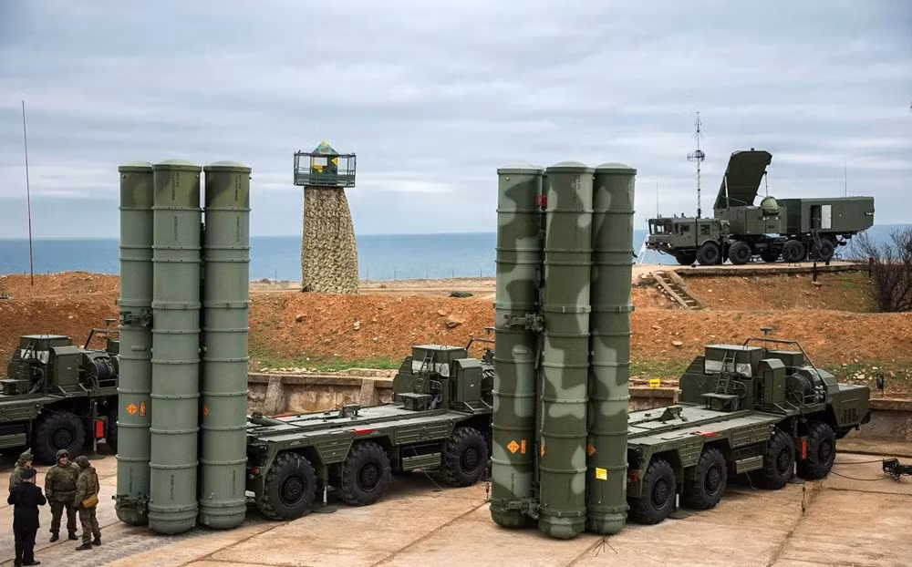 Đồng thời hệ thống S-400 sẽ đóng vai trò lớn hơn trong bảo vệ những khu yếu địa như thủ đô New Delhi, các trung tâm kinh tế, chính trị quan trọng của Ấn Độ, trong trường hợp chiến tranh không may bùng nổ.