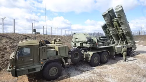 Theo thiết kế, hệ thống tên lửa phòng không S-400 Triumph của Nga có thể tiêu diệt máy bay, tên lửa hành trình và tên lửa đạn đạo, bao gồm cả tên lửa tầm trung. Tầm bắn của loại tên lửa xa nhất đạt 400 km, và có khả năng tiêu diệt mục tiêu ở độ cao tới 30 km. Ảnh : Hệ thống phòng không S-400 (Ảnh: Wikipedia).