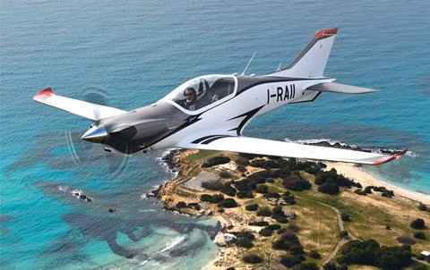 Theo tạp chí Flight Global, hãng hàng không Blackshape của Italia đang quảng bá rộng rãi đến khu vực Đông Nam Á dòng máy bay huấn luyện sơ cấp cánh quạt hai chỗ ngồi BK-160 Gabriel-TP. Theo đó, một trong những khách hàng tiềm năng được đánh giá của dòng máy bay này là Không quân Việt Nam. Ảnh: Máy bay cánh quạt BK-160 Gabriel-TP.