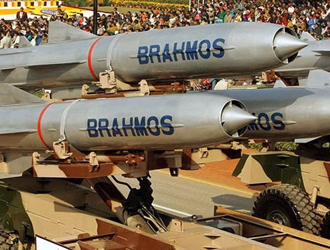 Tên lửa BrahMos sử dụng động cơ ramjet, hiệu suất của tên lửa tương đối tiên tiến; dữ liệu công khai cho thấy, tên lửa hành trình Brahmos phóng từ mặt đất dài 8.4 m, nặng 3,2 tấn; phiên bản phóng từ trên không dài 7,9 m, nặng 2,55 tấn. BrahMos có tầm bắn từ 50 đến 450 km, tốc độ bay khoảng 2,5 đến 2,8 Mach và trọng lượng đầu đạn khoảng 200 đến 300 kg.