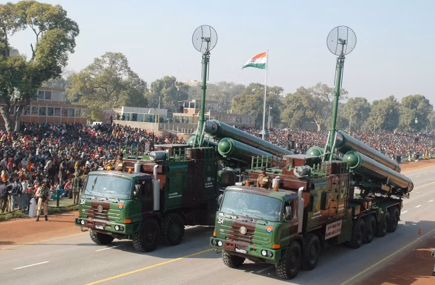 Tên lửa chống hạm BrahMos là sản phẩm liên doanh giữa Nga và Ấn Độ, trong đó phần cứng do Nga sản xuất và phần mềm điều khiển do Ấn Độ đảm nhiệm; hiện tên lửa BrahMos có các phiên bản phóng từ mặt đất, tàu mặt nước, tàu ngầm và máy bay chiến đấu.