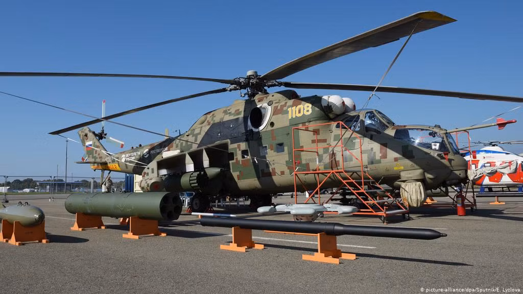 Chưa kể, Mi-35P thậm chí mang được tên lửa không đối không Verba với đầu dò hồng ngoại cực nhạy, có thể vô hiệu hóa các biện pháp phòng ngự bằng mỗi bẫy nhiệt của đối phương. Ngoài ra, nó còn trang bị thêm rocket hạng nặng S-13 (20 quả) và bom 50-500kg. Lưu ý là khác với trực thăng của Mỹ, NATO thường chỉ mang tới tên lửa, rocket, trực thăng Nga thường xuyên được thiết kế để mang cả bom hạng nặng, sức hủy diệt lớn.