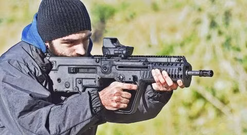 Khẩu TAR-21 cũng đã khắc phục được những tồn tại của mẫu súng theo dạng bullpup thường gặp phải, đó là hiện tượng kẹt đạn, bảo dưỡng và sửa chữa khó khăn; do vậy người Israel đã tập trung vào giải quyết độ tin cậy của súng, có thể đó là một quyết định sáng suốt.