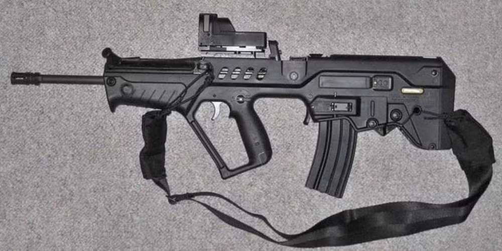 Với cấu tạo theo hình dạng bullpup, do vậy các cơ cấu khóa nòng, hộp tiếp đạn sẽ được đặt phía sau cò súng, cho phép súng ngắn lại, nhưng không làm giảm chiều dài nòng súng; như vậy súng chỉ có chiều dài bằng súng tiểu liên, nhưng vẫn có tầm bắn xa như súng trường tiến công.