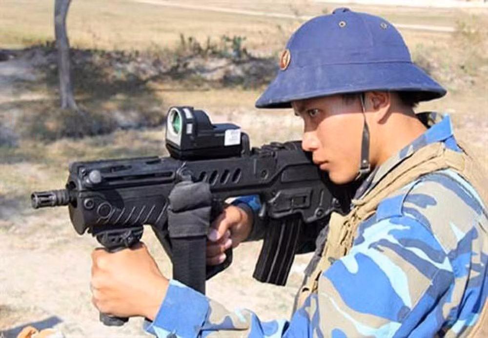 Ngoài ra, một số quốc gia có truyền thống sử dụng AK-47, đã thay thế bằng loại súng TAR-21 cho các đơn vị đặc biệt của họ như Georgia, Việt Nam và Ấn Độ. Ngay cả với Mỹ, một cường quốc về sản xuất vũ khí bộ binh, một vài sở cảnh sát tiểu bang và địa phương đã chọn súng TAR-21 vì những tính năng ưu việt của nó.