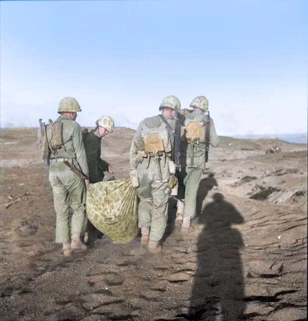 Sau khi chiếm được đảo Iwo Jima, phía Quân đội Mỹ mới thấy công tác tình báo nắm lực lượng Nhật trên đảo Iwo Jima rất kém, cộng với thái độ nôn nóng, chủ quan, đánh giá thấp đối phương và chiến thuật chiếm đảo ban đầu không hợp lý là nguyên nhân thất bại của Quân đội Mỹ; đồng thời chiến lược phòng thủ của Tướng Kuribayashi Tadao phía Nhật Bản được Mỹ đánh giá cao. Ảnh: Quân Mỹ bị thương trên đảo Iwo Jima - Nguồn: Wikipedia