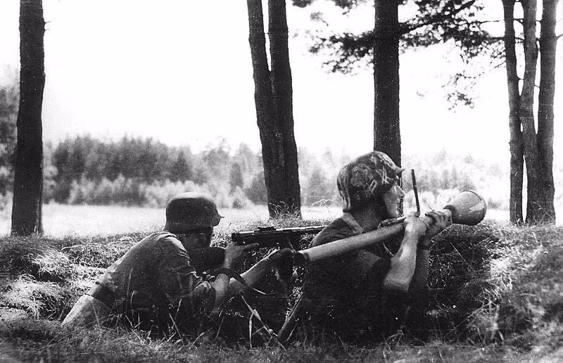Quân đội Liên Xô đã cố gắng bảo vệ xe tăng trước Panzerfaust bằng cách lắp thêm các tấm lưới sắt quanh xe, nhưng cũng chỉ có tác dụng hạn chế. Cho nên cuối cùng, họ đã dùng chiến thuật sử dụng bộ binh, quét sạch các tòa nhà; hoặc cho xe dừng lại cách mục tiêu khoảng 300 m và nã đạn pháo vào mục tiêu từ xa (ở cự ly này thì Panzerfaust không bắn tới). Ảnh: Súng chống tăng cá nhân Panzerfaust - Nguồn: Wikipedia.