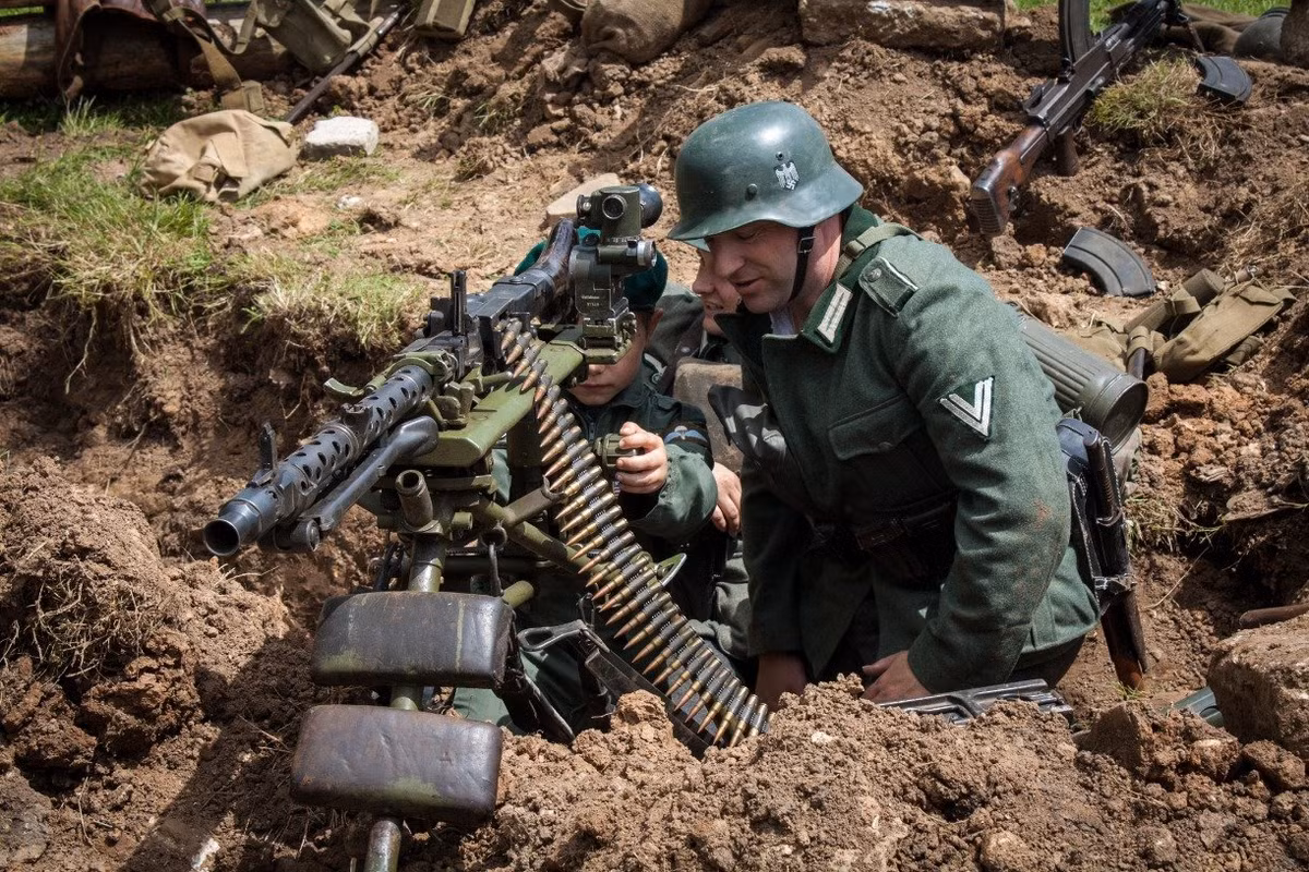 Về phương tiện hỏa lực mặt đất, súng máy MG-42 là loại vũ khí được coi là gây ra nhiều chết chóc nhất của Quân đội Đức phát xít. Súng máy MG-34 đưa vào biên chế năm 1934, súng có trọng lượng nhẹ, tốc độ bắn cực cao lên đến 1.200 viên/phút và có khả năng thay nòng nhanh chóng trên chiến trường. Ảnh: Súng máy MG-34 - Nguồn: Wikipedia.