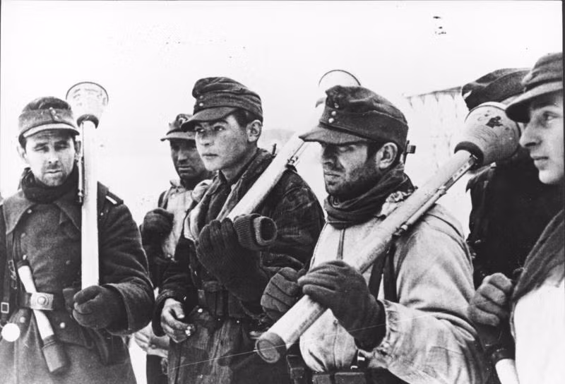 Mặc dù tầm bắn không lớn, nhưng với việc sử dụng đầu đạn nổ lõm, Panzerfaust 150 có khả năng xuyên 280–320 mm thép; nhưng quan trọng là ai cũng có thể sử dụng loại vũ khí này; trong cuộc chiến ở những đô thị, số lượng xe tăng Đồng minh bị bắn hạ bởi Panzerfaust lên tới 70% trong số các tăng bị hạ (cả phía Tây và phía Đông). Ảnh: Súng chống tăng cá nhân Panzerfaust - Nguồn: Wikipedia.