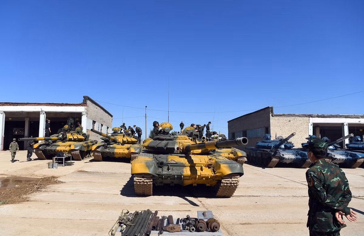 Phía ta được chuyển giao 4 chiếc T-72B3 với 3 chiếc chia đều cho 3 kíp thi đấu, chiếc cuối cùng làm nhiệm vụ dự bị, đề phòng trường hợp cần thay thế. Đội tuyển xe tăng Việt Nam sẽ chính thức thi đấu lần đầu tiên vào ngày 24/8 tới đây (một ngày sau lễ khai mạc chính thức) và có thời gian một tuần để làm quen với khí tài mới, đồng thời điều chỉnh thông số vũ khí cho phù hợp. Ảnh: Các chiến sĩ xe tăng Việt Nam xem xét khí tài vừa tiếp nhận - Nguồn: Trọng Hải