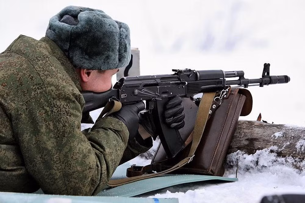 Ưu điểm của AK-74 là súng nhẹ hơn, đạn cỡ nhỏ hơn (đạn 5,45x39mm) nên một xạ thủ có thể mang được lượng đạn gấp 1,5 lần so với việc sử dụng AK-47. Vì vậy, thời gian duy trì hỏa lực nhanh và mạnh hơn AK-47. Cũng do súng nhẹ nên binh sĩ sử dụng súng này dễ mang vác, xoay trở, cơ động hơn trên chiến trường hơn. Ảnh: Wikipedia