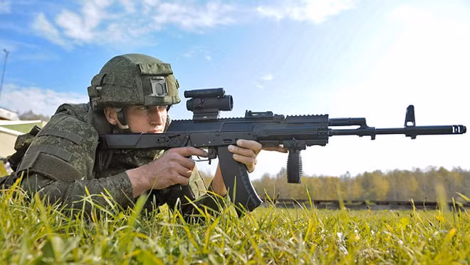 Điểm quan trọng nhất trong thiết kế của súng trường AK-12 là sử dụng cơ cấu trích khí cân bằng thay vì tự động thoi đẩy như truyền thống. Cơ cấu này từng được áp dụng trên mẫu súng trường AN-94 thời Liên Xô và nổi tiếng với sự phức tạp. Tuy nhiên, những nghiên cứu mới của Izhmash đã giúp giảm sự phức tạp của cơ cấu trích khí cân bằng để AK-12 vẫn giữ được truyền thống hoạt động tốt trong môi trường khắc nghiệt của súng trường AK, nhưng lại tăng độ chụm của các phát bắn. Việc áp dụng sâu các loại vật liệu mới trong chế tạo cũng giúp giảm đáng kể trọng lượng của súng trường AK-12 so với súng AK thế hệ cũ. Ảnh: Wikipedia