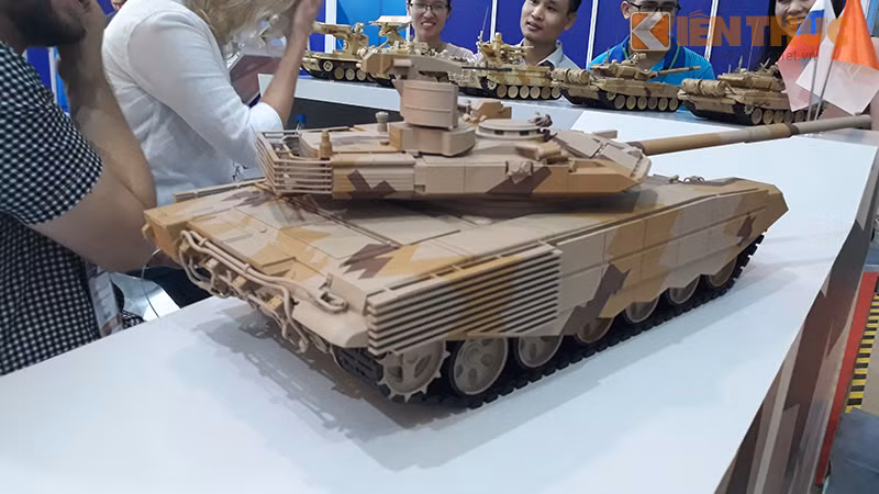 Nhà sản xuất cho biết, T-90MS có động cơ diesel 1.130 mã lực với hộp số tự động kiểu mới. Tốc độ tối đa của T-90MS được nâng lên 72 km/h (trên đường nhựa), tốc độ lùi xe thì tăng lên tới 30 km/h. Tầm hoạt động đạt 550 km khi mang đầy nhiên liệu. T-90MS cũng sử dụng hệ thống treo và hệ thống truyền động được cải tiến với 6 cặp bánh xích có vành cao su cùng với một bánh răng truyền động ở sau cùng, bánh xe dẫn hướng ở trước và 3 bánh đỡ xích.