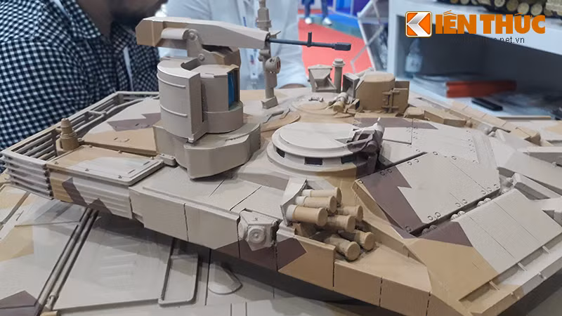 Lưu ý là T-90MS trang bị giáp ERA Relikt còn hiện đại hơn loại Kontakt-5, có thể làm giảm sức xuyên phá mọi loại đạn chống tăng tốt nhất hiện nay như đạn xuyên động năng 120mm chuẩn NATO hay đạn 125mm chuẩn Nga.