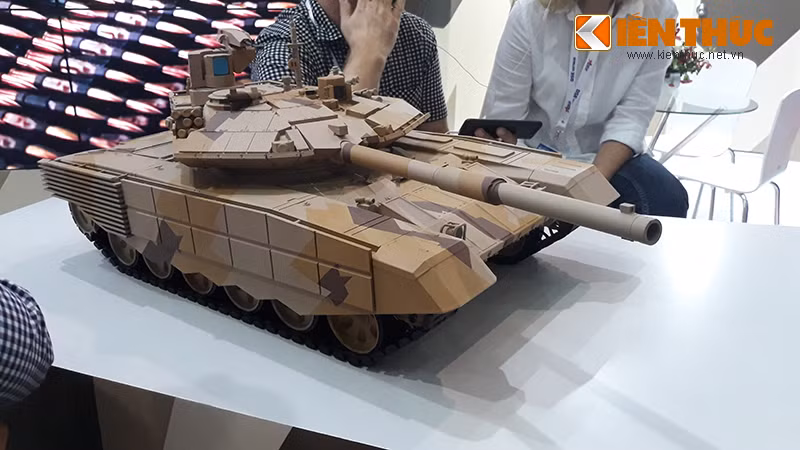 Trong khuôn khổ triển lãm an ninh – quốc phòng quốc tế (DSE 2019) tại Hà Nội, Tập đoàn Uralvagonzavod (Liên bang Nga) – nhà sản xuất xe tăng hàng đầu thế giới lần đầu tiên mang tới hàng loạt các phương tiện chiến đấu mới, trong đó nổi bật lên chiếc xe tăng T-90MS Tagil. Đấy là phiên bản xuất khẩu mới nhất của dòng tăng T-90 tối tân. Tất nhiên, mọi thứ tới Việt Nam với dạng mô hình làm giống thật hoàn hảo nhất.