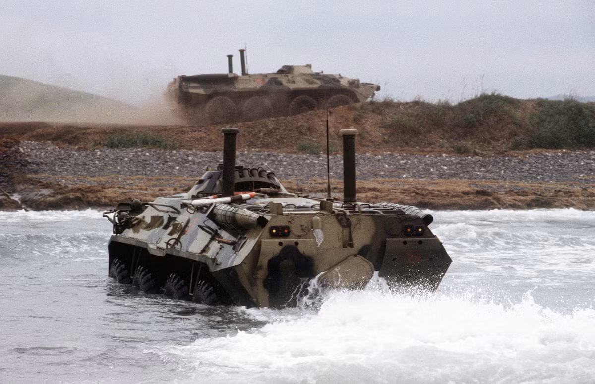 Khả năng bơi của BTR-80 “miễn bàn” – tốc độ hơn 10km/h, thân kín nước, có thể bơi trên biển, bơi từ các tàu đổ bộ vào bờ biển - Ảnh: Wikipedia