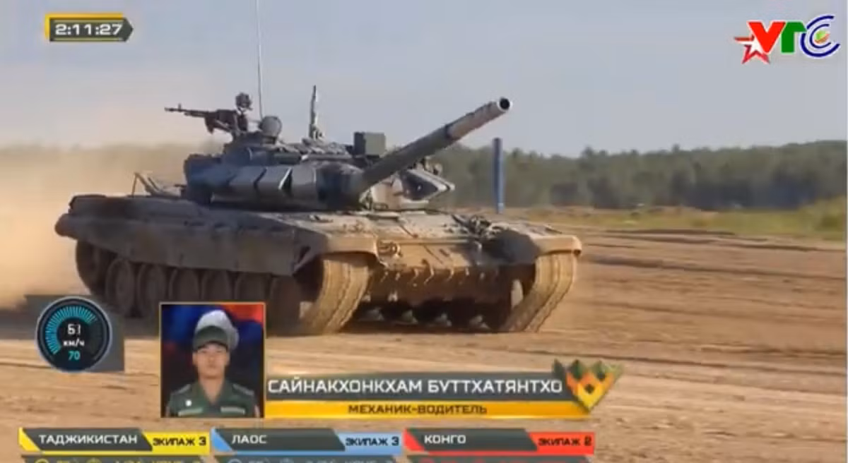 Chúng ta sẽ cùng ba đội tuyển còn lại bước vào vòng chung kết kịch tính của Tank Biathlon năm nay hứa hẹn vô cùng hấp dẫn, và đặc biệt là đội tuyển Việt Nam đang nắm trong tay một lợi thế rất lớn. Hi vọng trong chặng đua cuối cùng này, đội ta sẽ bộc lộ hết khả năng của mình, cộng với đó là tính may mắn với xe đảm bảo kỹ thuật tốt, hướng tới mục tiêu đạt huy chương vàng. Ảnh: Xe tăng của đội Lào cơ động tốc độ cao. Video Bán kết Tank Biathlon 2020: Cuộc đua nghẹt thở Việt Nam Vs Myanmar - Nguồn: VTC NOW