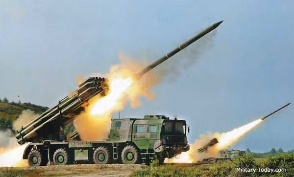 Type-03 có thể bắn nhiều loại đạn như đạn nổ chùm, đạn xuyên phá boongker, đạn dẫn đường, đạn nổ phá mảnh, đạn nổ chống tăng,v.v.. Và từ năm 2012, Type-03 của Trung Quốc đã được trang bị loại đạn tầm xa mới có khả năng bắn mục tiêu ở khoảng cách 150km, trong khi đó phiên bản BM-30 Smerch nguyên bản của Nga chỉ có tầm bắn 70-90km. Trung Quốc cũng tuyên bố rằng đạn rocket của Type-03 không hề tương thích với BM-30 Smerch. Ảnh: Đội hình Type-03 khai hỏa đồng loạt.