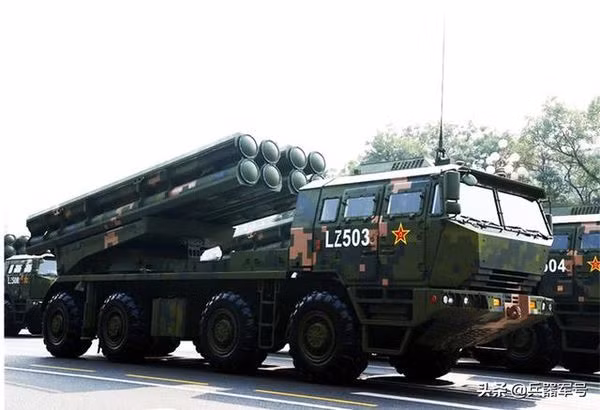 Xe bệ phóng PHL-191 được trang bị hệ thống liên lạc hiện đại, hệ thống thông tin thời tiết, hệ thống chỉ huy chiến đấu và hệ thống bảo trì hậu cần. Đây có thể coi là loại khí tài có mức độ tự động hóa khá cao. Ngoài ra, hệ thống còn sử dụng loại bệ phóng theo kiểu moldun tiên tiến, giúp quá trình thay đạn chỉ mất 10 phút cho đợt bắn tiếp theo. Ảnh: Hệ thống PHL-191 của Trung Quốc trong cuộc duyệt binh.