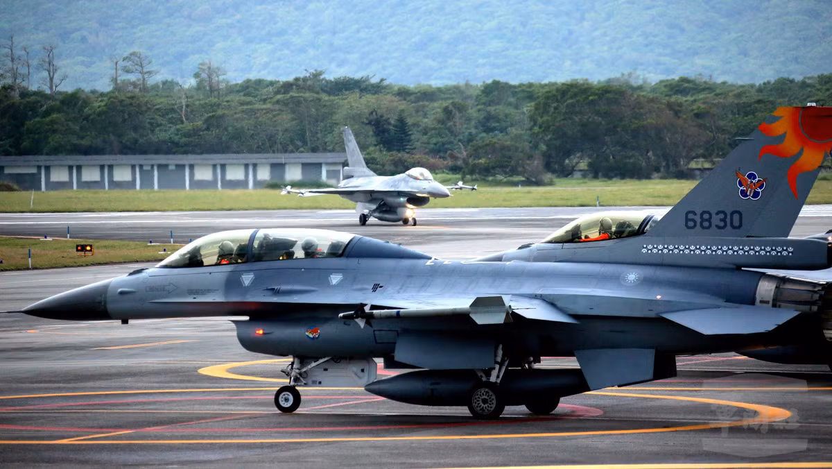 Tất cả số F-16 (cả mới và cũ) sẽ sử dụng radar mảng pha quét điện tử chủ động APG-83, buồng lái bằng kính và đường truyền dữ liệu tốc độ cao, có khả năng xử lý lượng thông tin lớn hơn. Máy bay mới cũng sẽ có các thùng nhiên liệu phù hợp, giúp mở rộng phạm vi hoạt động và độ bền, mà không làm giảm tải trọng vũ khí. Ảnh: Máy bay F-16 của Đài Loan - Nguồn: Wikipedia.