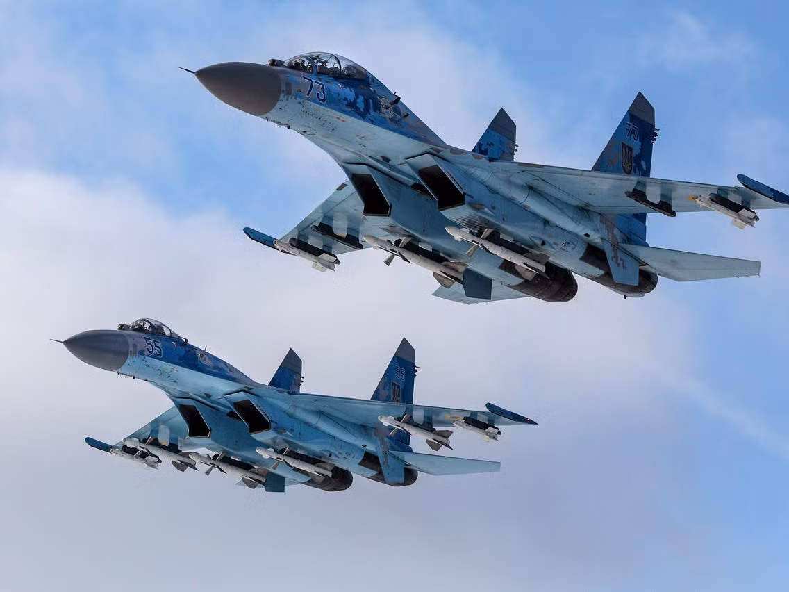 Bên cạnh đó, việc Ukraine sử dụng dòng máy bay nổi tiếng của Liên Xô và Nga, Sukhoi Su-27 chắc là cũng khiến phi công Mỹ khó chịu. Bởi dù sơn cờ hiệu gì thì đó vẫn là tiêm kích Su-27 đặc biệt nguy hiểm.