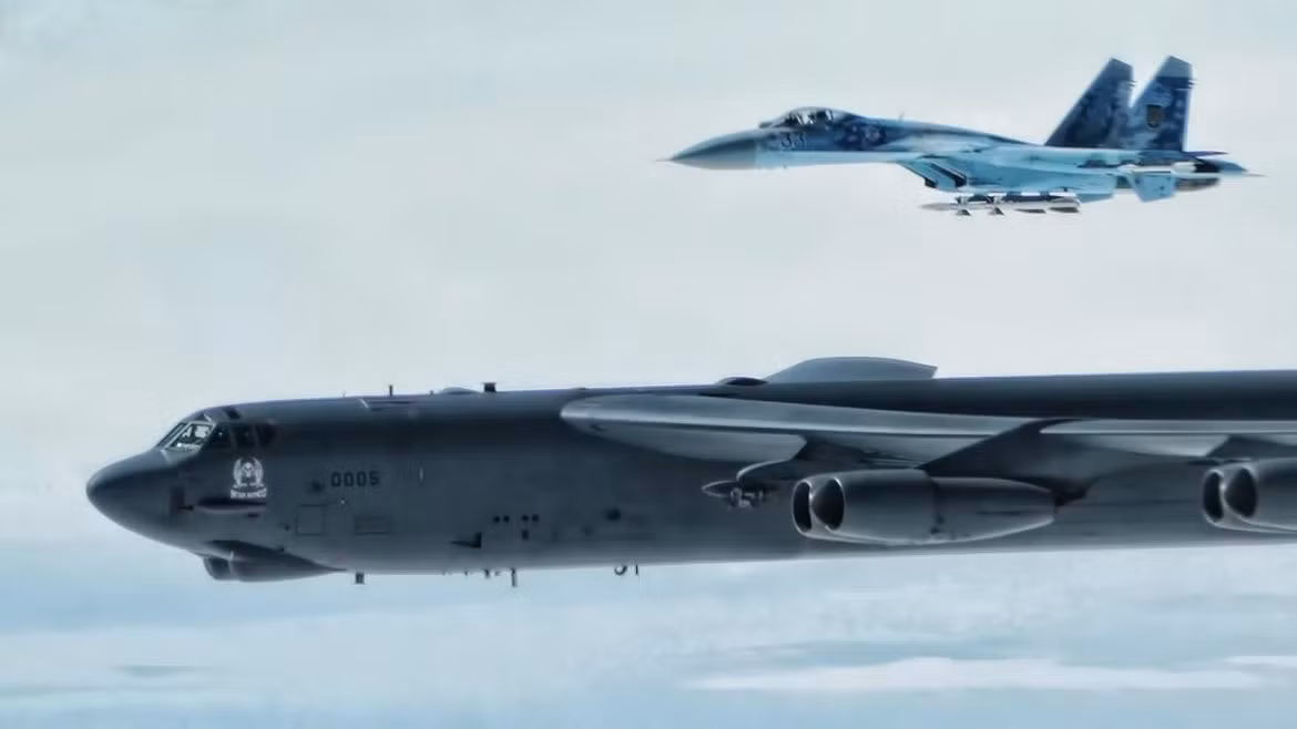 Trong đoạn video được công bố sau phi vụ không lâu, máy bay Su-27 của Ukraine đã bay quá gần, ở mức nguy hiểm so với các máy bay B-52. Hành động này dường như không có sự cho phép từ phía phi hành đoàn Mỹ.