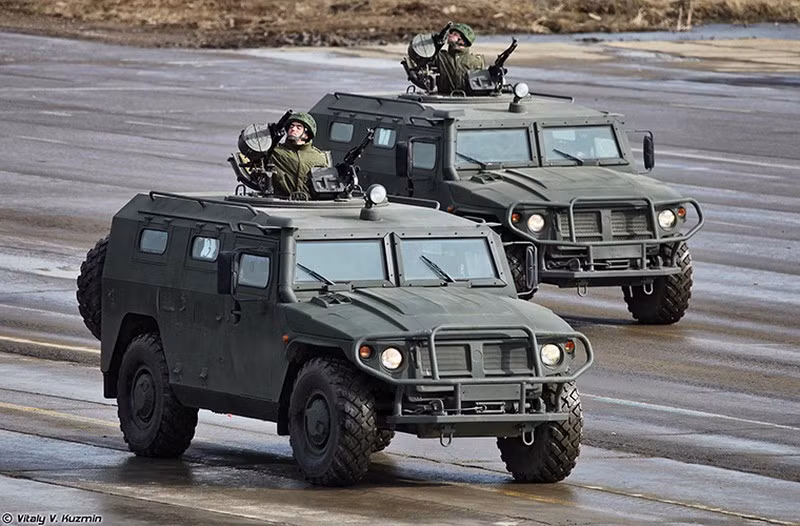 Gaz 2330 Tigr ra mắt năm 2002, chính thức được đưa vào sản xuất từ năm 2005 và chính thức phục vụ từ năm 2006 cho tới nay. Xe được trang bị cho các đơn vị thuộc quân đội Nga và một số đơn vị đặc biệt của Bộ Nội Vụ Nga. Ảnh: Xe bọc thép Tigr trong một cuộc tập duyệt cho ngày Kỉ niệm chiến thắng Phát Xít.