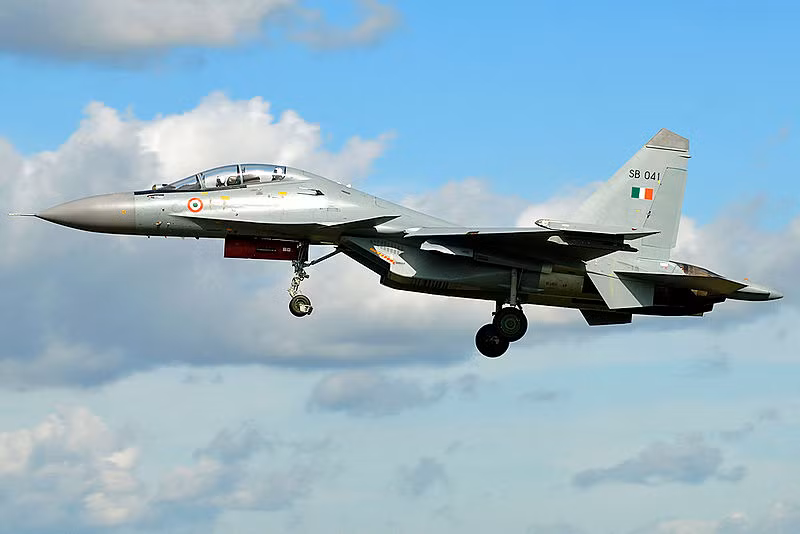  Máy bay chiến đấu Su-30MKI do công ty Sukhoi của Nga thiết kế riêng cho Không quân Ấn Độ; đây là loại máy bay chiến đấu đa chức năng tầm xa, hạng nặng, hai động cơ và là loại máy bay chiến đấu chủ lực của Không quân Ấn Độ hiện nay. Ảnh: Máy bay Su-30MKI - Nguồn: Wikipedia.