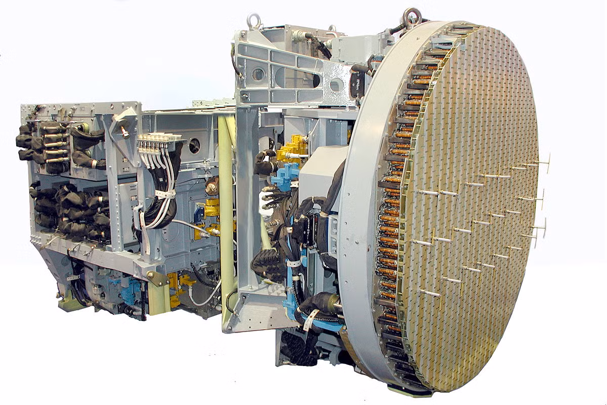 Hiện nay Su-30MKI của Ấn Độ sử dụng radar NIIP N011M Bars (Panther), có thể phát hiện mục tiêu trong phạm vi 400 km và theo dõi trong phạm vi 200 km; nhưng không phải là radar mảng pha điện tử chủ động nên rất dễ bị nhiễu. Ảnh: Radar NIIP N011M Bars - Nguồn: Wikipedia.