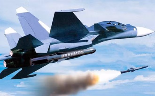 Về vũ khí, cải tiến chính của Super Sukhoi là có thể mang ba tên lửa hành trình siêu thanh Brahmos với tầm bắn 300-350 km. Loại tên lửa này có thể tiêu diệt các mục tiêu trên mặt đất và mặt biển, với độ chính xác cao; đối phương khó có khả năng đánh chặn. Ảnh: Su-30MKI phóng tên lửa BrahMos – Nguồn: Aeromag